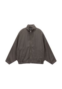 Bruine oversized zip-up jack met staande kraag, twee voorzakken en elastische zoom en manchetten, plat gelegd op een witte achtergrond.