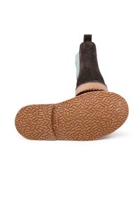 Botte cheville en suede marron avec des accents bleu clair, semelle en caoutchouc texturée, talon rectangulaire et tirant pour un enfilage facile.