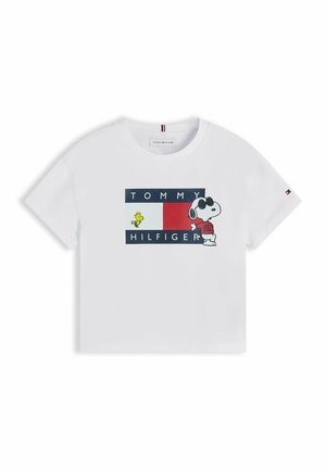 Hvid Tommy Hilfiger T-shirt med et rødt, hvidt og navyblåt logo med Snoopy iført solbriller og en rød skjorte med teksten "Joe Cool."