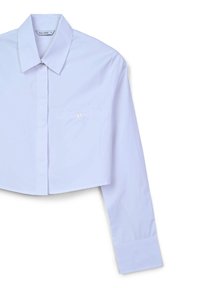 Camicia bianca a maniche lunghe, corta, con collare a punte e taschino sul petto con bottone, esposta su uno sfondo bianco.