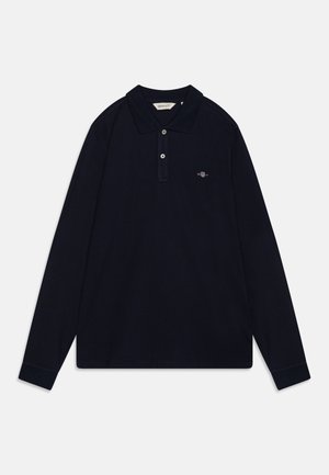Mørkeblå langærmet polo-shirt lavet af bomuld, med krave, placket med tre knapper og et lille logo broderet på brystet.