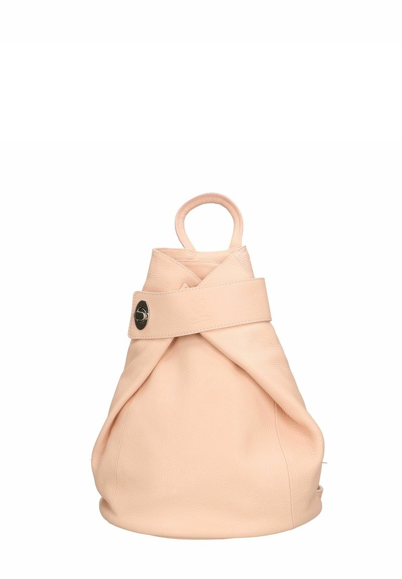 Persikofärgad läderväska med en samla design, ett runt handtag på toppen och en bred klaff säkrad med ett silverfärgat spänne. Slät textur.