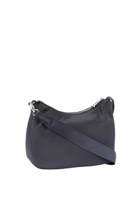 Granatowa nylonowa torba na ramię o zaokrąglonym kształcie, z zamkiem błyskawicznym i teksturowanym regulowanym paskiem. Srebrne okucia dodają detali.