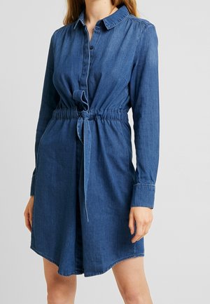 Sukienka koszulowa z denimu w ciemnym niebieskim kolorze, z zapięciem na guziki na całej długości, kołnierzykiem, elastyczną talią z wiązaniem oraz długimi rękawami. Gładka faktura, długość przed kolano.