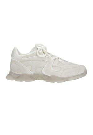 Sneaker bianco basso con suola strutturata, pannelli in camoscio e pelle e lacci annodati, mostrato di profilo su sfondo bianco.