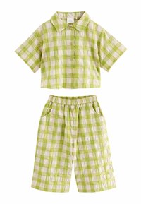 Chemise à manches courtes à carreaux et pantalon assorti en vert clair et crème, avec un col, une fermeture à boutons, et une taille élastique avec poches.