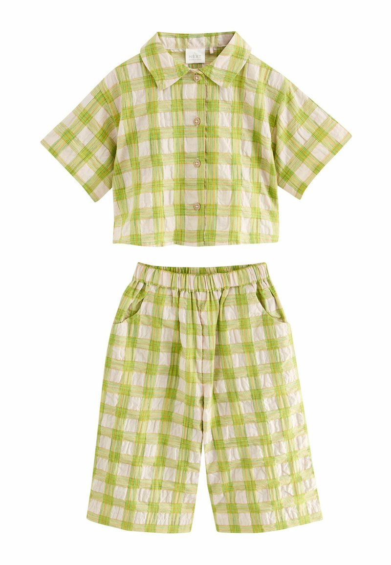 Chemise à manches courtes à carreaux et pantalon assorti en vert clair et crème, avec un col, une fermeture à boutons, et une taille élastique avec poches.
