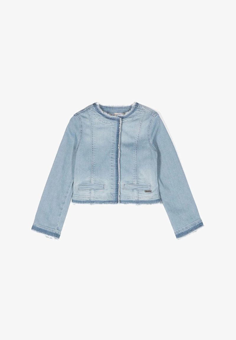 Giacca cropped in denim blu chiaro con maniche lunghe, orlo sfrangiato e due tasche frontali. Presenta un colletto rotondo e dettagli di cucitura minimal.