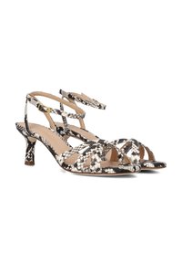 Hoge hak sandalen met bandjes en een zwart-wit slangenprint ontwerp, met een spitse neus en een delicate enkelband.