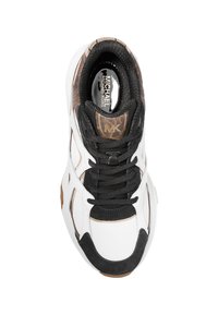 Sneaker bianco e nero con dettagli in pelle marrone testurizzata, dotato di design con lacci, colletto imbottito e logo sulla soletta.