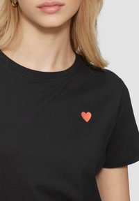 QS MIT HERZ-STICKEREI - T-shirt basic - schwarz