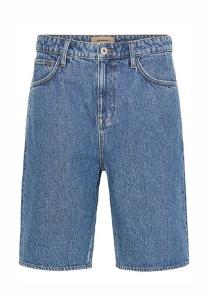 Mėlyni džinsiniai šortai iki kelių su sagomis priekyje ir užtrauktuku, diržo kilpelėmis bei šoninėmis kišenėmis, atvaizduoti ant balto fono.
