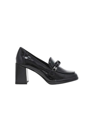 Mocassins à talons en cuir verni noir avec un bout arrondi, un détail de bride proéminent et un talon bloc avec une touche métallique.