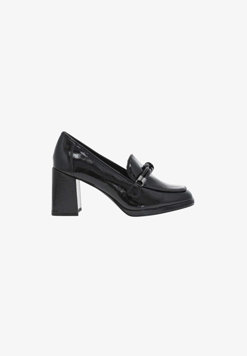 Mocassins à talons en cuir verni noir avec un bout arrondi, un détail de bride proéminent et un talon bloc avec une touche métallique.