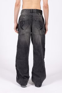 Ciemnoszare luźne dżinsy z wysokim stanem, z ukośnymi szwami oraz dużymi tylnymi kieszeniami. Czarna skórzana metka na tylnym pasku.