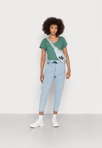 ONLY ONLBLUSH POPTRASH EASY BOX - Mom Jeans - light blue denim