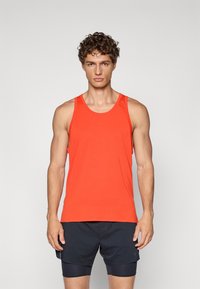 Herren-Tanktop aus leuchtend orangefarbenem Stoff, ärmelloses Design, runder Ausschnitt, mit glatter Textur und dezentem Logo-Detail auf der Schulter.