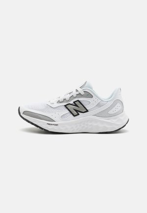 Zapatillas deportivas blancas con parte superior de malla, acentos en negro y gris, diseño ligero, amortiguación Fresh Foam y suela de goma texturizada.