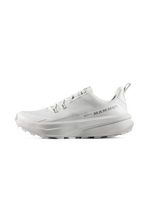 Biały trailowy but do biegania Mammut Gore-Tex z grubą, bieżnikowaną podeszwą i pętelką na pięcie.