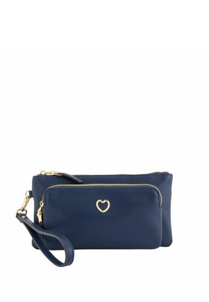 Ensemble de pochettes poignet bleu marine avec fermetures éclair dorées et détail en métal en forme de cœur sur la pochette plus petite, isolé sur fond blanc.
