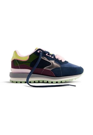 Sneaker con una combinazione di camoscio e mesh in blu navy, verde, rosa e bordeaux, dettagli metallici, suola testurizzata e stringhe a contrasto.