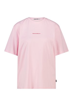 Lichtroze T-shirt met korte mouwen, een ronde hals en rode tekst "ENDLESS SUMMER 1989" gecentreerd op de borst.