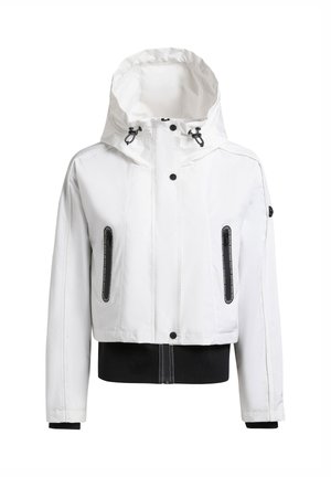 Witte gewatteerde jas met capuchon, zwarte ritssluitingzakken, zwarte elastische zoom en manchetten, vooraan drukknoopsluiting en verstelbare capuchonkoorden.