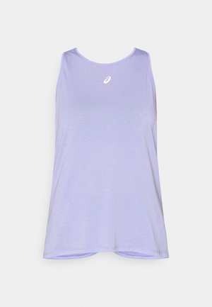 Šviesiai violetinis rankovių marškinėlis, pagamintas iš švelnaus audinio, su apvalia iškirpte ir subtiliu logotipu ant krūtinės. Be rankovių dizainas su laisvu siluetu.