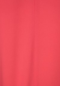 Korálová textilie s hladkým povrchem, jednobarevná a s minimem švů, vhodná pro různé oděvní aplikace.