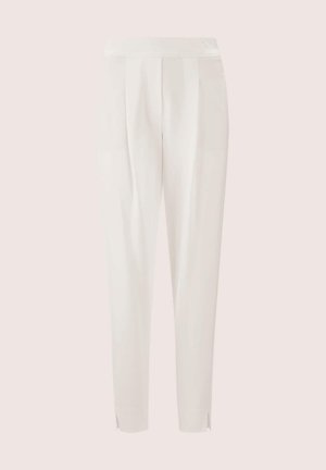 Witte op maat gemaakte broeken met plooien aan de voorkant, rechte pijpen en zijsplitten aan de zoom, gemaakt van een gladde, lichte stof.