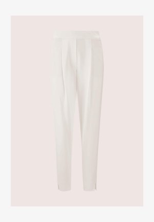 Witte op maat gemaakte broeken met plooien aan de voorkant, rechte pijpen en zijsplitten aan de zoom, gemaakt van een gladde, lichte stof.