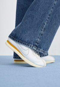 CORTEZ - Tenisice - white/bronze/bone/coconut milk/pearl white