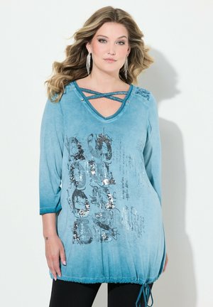 Lichtblauw casual top met een V-hals, driekwart mouwen en een geplooide zoom. Heeft een grafische print met metalen accenten en gekruiste details.