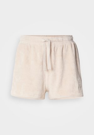 Pantalones cortos de forro polar color crema con cintura elástica, cierre de cordón y detalle bordado en la parte inferior izquierda. Tejido suave y texturizado.