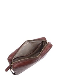 Portefeuille en cuir marron avec une fermeture éclair, comprenant un extérieur texturé, des compartiments intérieurs et des détails de fermeture éclair en ton doré.