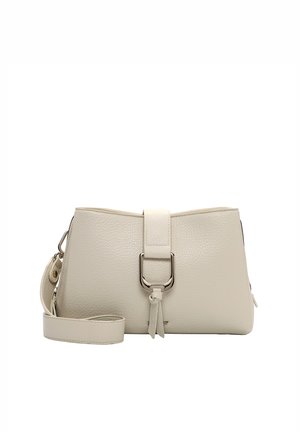 Beige crossbody tas van getextureerd leer met zilveren gespdetail en verstelbare riem, rechthoekige vorm met zachte structuur.