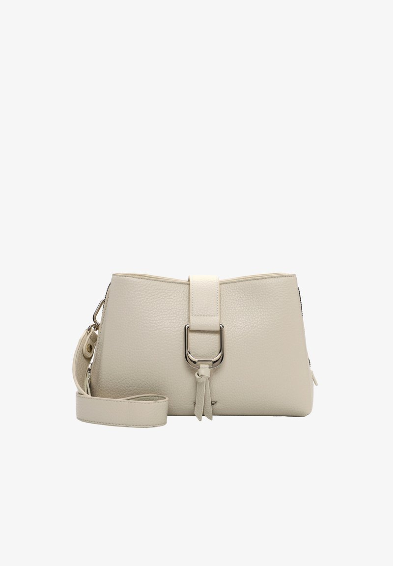 Beige crossbody tas van getextureerd leer met zilveren gespdetail en verstelbare riem, rechthoekige vorm met zachte structuur.