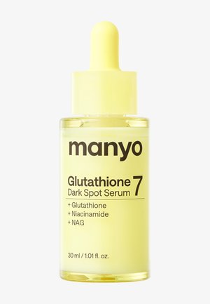 Flacon compte-gouttes jaune étiqueté Manyo Glutathione 7 Dark Spot Serum avec ingrédients et volume de 30 ml ou 1,01 fl. oz.