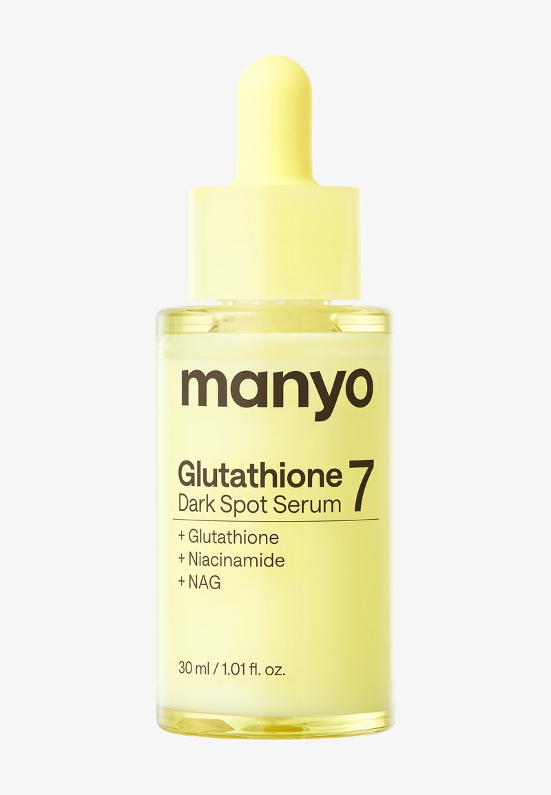 Geel druppelflesje met label Manyo Glutathione 7 Dark Spot Serum met ingrediënten en inhoud 30 ml of 1,01 fl. oz.