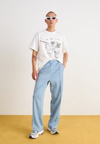 Carhartt WIP BOLAN PANT - Joggebukse - dusty ice/positano