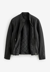 Chaqueta de moto de cuero negra con un forro interior acolchado, cuenta con un cuello a presión, dos bolsillos con cremallera y un diseño de corte recto.
