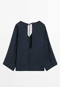 Blouse bleu marine à fines rayures avec manches longues larges et ouverture en trou de serrure dans le dos, nouée avec de fines cordelettes au niveau du col.