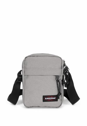 Grijze stoffen crossbodytas met verstelbare zwarte riem, ritssluiting, voorvak en geborduurd Eastpak-logo aan de voorkant.