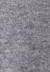 Tissu gris tricoté avec une texture douce, présentant un mélange de fils gris clair et foncé dans un motif uniforme.