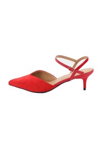 Pump rossa in suede con punta appuntita, lato aperto e cinturino sottile alla caviglia. Caratterizzata da un tacco a stiletto di 5 cm e un rivestimento interno morbido.