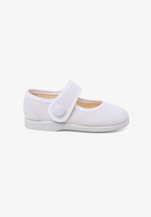 Chaussure Mary Jane en textile blanc avec une bande Velcro, bout rond et semelle en caoutchouc flexible. Elle présente un design tissé respirant et un intérieur doux.