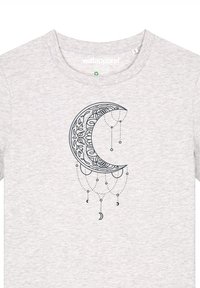 Grijze T-shirt met een zwart maandesign, versierd met bloempatronen en hangende elementen, gemaakt van zachte, gestructureerde stof.