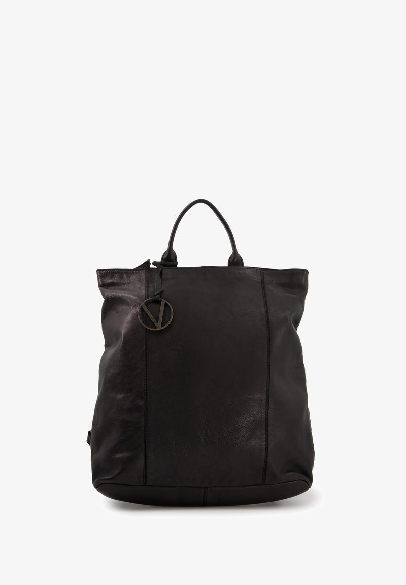 Sac fourre-tout en cuir noir avec une surface légèrement texturée, doté d'un accent en métal rond et de doubles poignées supérieures pour le transport.