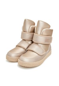 Fémes arany színű bokacsizmák párnázott gallérral és dupla tépőzárral. Texturált gumi talp természetes befejezéssel. Simább, fényes anyag.