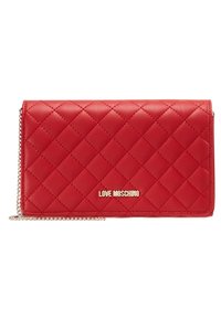 Punainen tikattu lompakko, jossa on kultainen logo, ohut suorakaiteen muotoinen muoto, ketjuhihna ja sileä pinta. Ominaisuuksiin kuuluu moderni ja monikäyttöinen muotoilu.